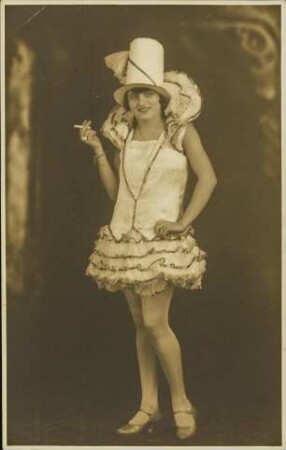 [Verkleidete Frau mit Zigarette]