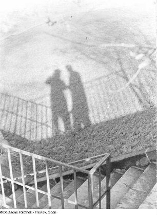 Schatten des Fotografen und seines Freundes auf dem Asphalt