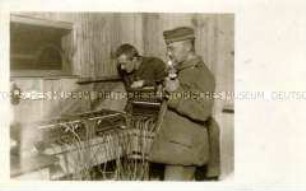 Zwei Soldaten in einer Fernsprech-Zentrale, Russland