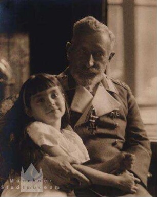 Doorn. Kaiser Wilhelm II. mit Prinzessin Henriette von Schoenaich-Carolath im Arm