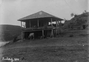 Holzhaus : Zweistöckiges Holzhaus am See