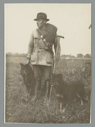 Sachsen. Portrait eines Schäfers mit seinen Hunden