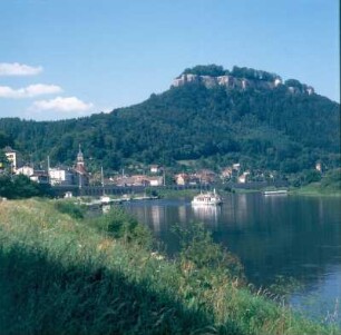 Stadt, Berg und Festung : Königstein (Sächsische Schweiz). Stadt, Berg und Festung. Blick vom linken Ufer über eine Schleife der Elbe nach Westsüdwest