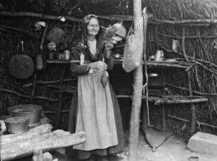 Frau beim Spinnen