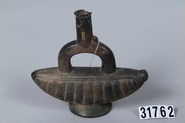 Fork-necked vessel in the shape of a legume