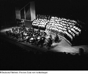 Neuer Chor Dresden, Kinder- und Jugendchor sowie Knabenchor Dresden unter Chorleiter Manfred Winter. Konzert mit dem Staatlichen Sinfonieorchester Pirna im Kulturpalast Dresden (Moderatorin Traute Richter), 25.05.1975