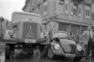 Verkehrsunfall zwischen einem LKW und einem VW-Käfer Ecke Zirkel und Ritterstraße.