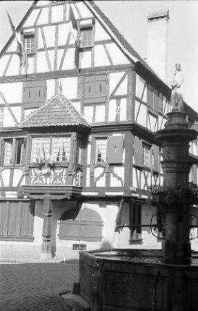 Turckheim: Brunnen und Fachwerkhaus