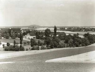 Blick von Ragewitz zum Collmberg mit Windmühle Göttwitz
