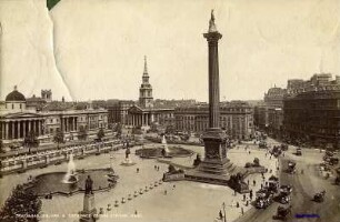 London. Blick auf Trafalgar Square mit Zierbrunnen und hoher Monumentsäule Nelson´s Column mit Einmündung Strand