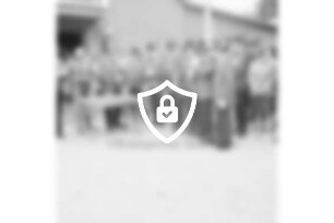 Schützenverein Redderschmiede von 1966 e.V.: Schützenhaus: Bürgerworthalter [Name maskiert] im Beisein von Erstem Stadtrat [Name maskiert] Schützen und Gästen: siegreiche Mannschaft der Redderschmiede mit [Name maskiert] [Name maskiert] [Name maskiert] [Name maskiert] Mühlenbruch und [Name maskiert] beim Trinken aus Pokal: vorn links Tisch: 12./13. [Name maskiert]