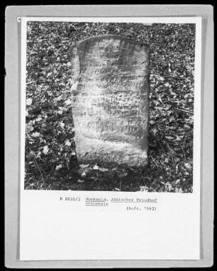 Grabstein mit hebräischer Inschrift
