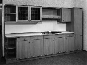 Anbauküche : Leipzig. Konsumgütermesse, 1986. Anbauküche. Holz, folienbeschichtet (1986; VEB Möbelkombinat Berlin (MKB))