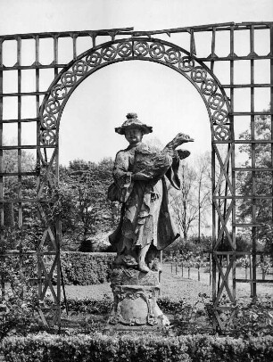 Chinese, einen Vogel tragend : Chinese, einen Vogel tragend. Stein (1701/1800). Neustadt an der Weinstraße-Mußbach, Schlosspark