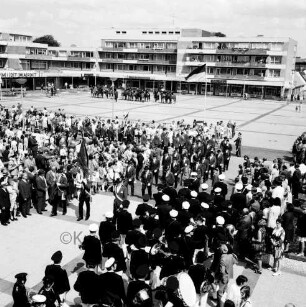 Schützen- und Volksfest: Veranstalter Heimatring und Ahrensburger Schützengilde: Umzug: Straße Reeshoop [später Manfred-Samusch-Straße]: Rathausvorplatz: Aufmarsch der Vereine: vorne Feuerwehrkapelle: Zuschauer: hinten Rathausplatz, Reiterstaffel, 11. Juni 1972