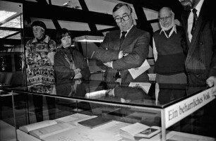 Tagung der Stormarner Archivarinnen und Archivare im Schloß Reinbek: Leiter Bernd Kraske führt durch das Kulturzentrum Schloß Reinbek