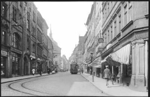 Freiberg. Weingasse mit Straßenbahn