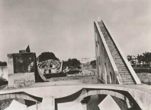 Neu-Delhi, Indien. Freiluftobservatorium Jantar Mantar in Delhi (1724 als erstes von fünf in Indien nach Plänen von Sawai Jai Singh II.). Sternwarte mit gemauerten Meßinstrumenten. Blick über die Sonnenuhr Samrat Yantra zum Mixinstrument Misra Yantra