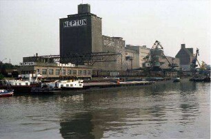 Basel: Einfahrt Zollhafen