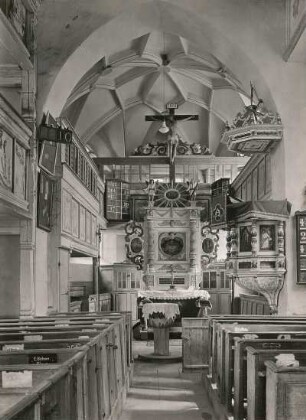 Hartmannsdorf, Laurentiuskirche, Inneres, Blick zum Altar mit Emporen und Kanzel