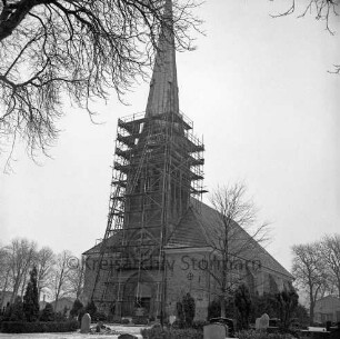Friedenskirche: Kirchturm mit Baugerüst: Außenansicht von Südwesten: im Vordergrund Kirchhof: Winter