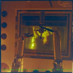 Arbeiten mit einem Manipulator an einem evakuierten Metallbehälter in einer Heißen Zelle der Heißen Zellen (HZ)