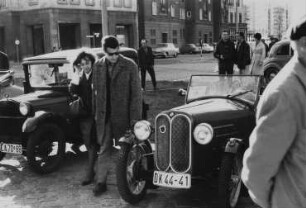 Oldtimer und Zuschauer auf der 1. KFZ-Veteranen-Ralley