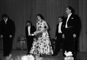 Donaueschingen: Donaueschinger Musiktage; Wilhelm Killmayer, Lieselotte Ebnet und Hans Rosbaud nehmen Beifall entgegen