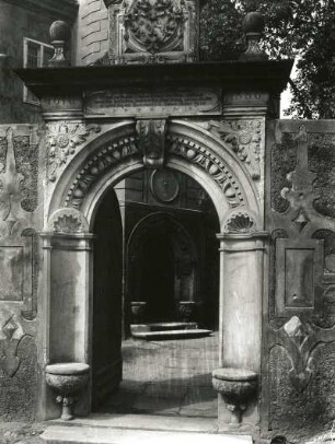 Meißen, An der Frauenkirche. Tuchmachertor (um 1600). Zustand vor der Wiedererrichtung 1956