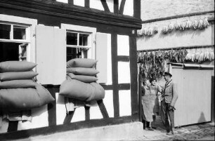 Jockgrim: Fachwerkhaus mit Betten im Fenster, mit Hofeingang
