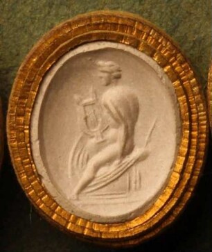 Achilles mit einer Leier, inmitten von Waffen sitzend (Daktyliothek, Zweites Historisches Tausend)
