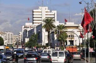 Verkehr in Rabat : Rabat ist die Hauptstadt des Königreiches Marokko. Verkehrsstau am Nachmittag im Verwaltungszentrum von Rabat, aufgenommen am 05.11.2008