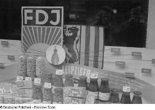 Sichtwerbung für das IV. Parlament der FDJ in einem Schaufenster eines Lebensmittelgeschäftes