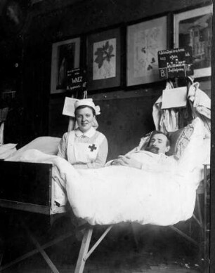 Erster Weltkrieg - Reservelazarett Gewerbeschule. Schwester und Patient
