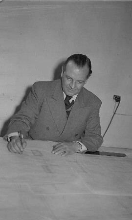 Architekt Richard Paulick mit Jungen Pionieren : Richard Paulick mit Bauplänen