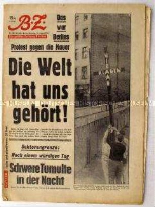 Berliner Tageszeitung "B.Z." u.a. über Proteste in West-Berlin gegen die Mauer nach der Erschießung eines Flüchtlings