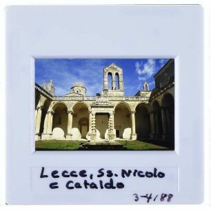 Lecce, Santi Niccolò e Cataldo : Innenhof und Kreuzgang