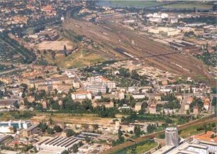 Dresden-Friedrichstadt. Stadtteilansicht mit Güter- und Rangierbahnhof Friedrichstadt und Industriegebiet zwischen Hamburger Straße und Alberthafen. Luftbild-Schrägaufnahme von Südost
