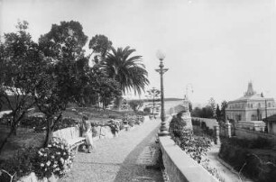 Villa : San Remo, Corso Imperatrice. Blick von der oberen Terrasse im Garten des Grand Hotel des Anglais zu einer Villa