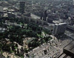 Luftaufnahme, Blick von Norden auf den Breitscheidplatz mit Zentrum am Zoo. Berlin-Charlottenburg, Budapester Straße, Tauentzienstraße