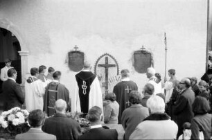 Langenegg, Vorarlberg: Feier vor der Kirche und Kranzniederlegung