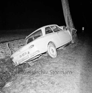 Unfall: Sülfelder Straße: Verkehrsunfall: verunglückter Pkw an Baum: Rück- und Seitenfront: Nacht