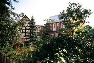 Blick in Garten mit Wohnhaus, Bäume