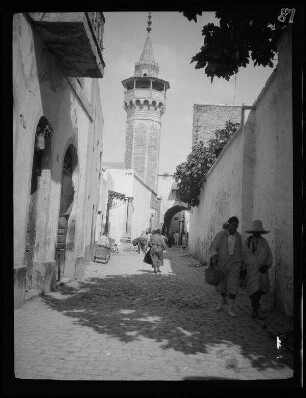 Tunis (Tunesien): Gasse mit Blick auf das Minarett der Sahab Ettaban-Moschee ("Moschee Bab el Djazira")