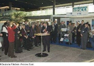 Tagungsteilnehmer vor dem Messestand Verein Deutscher Bibliothekare e. V.