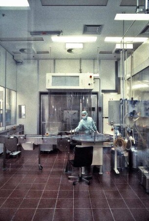 ASTA-Werke, pharmazeutische Produktion, in Halle-Künsebeck, 1984. Hier: Sterilbereich im Labor