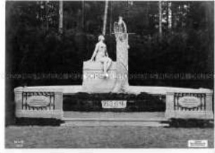 Von deutschen Soldaten errichtetes Denkmal hinter der Düna-Front