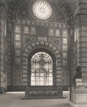 Mailand. Italien. Cimitero Monumentale (Zentralfriedhof) Der Famedio (Ruhmestempel-Ehrenhalle) von Innen