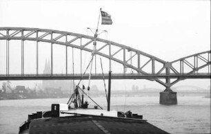 Köln: Eisenbahnbrücke, Hintergrund Dom, nahe, Ausschnitt