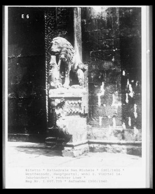 Hauptportal — Löwe mit Lamm
